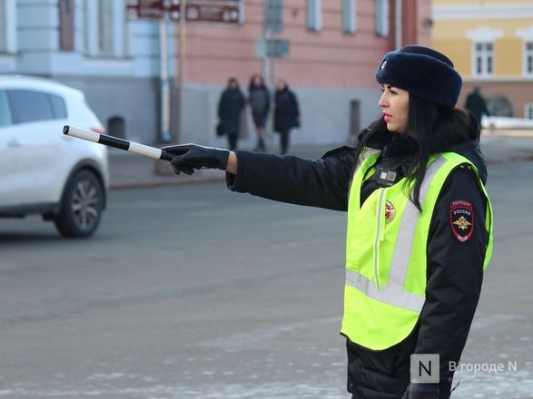 Девушки-полицейские поздравили нижегородских водителей с Днем защитника Отечества - фото 38
