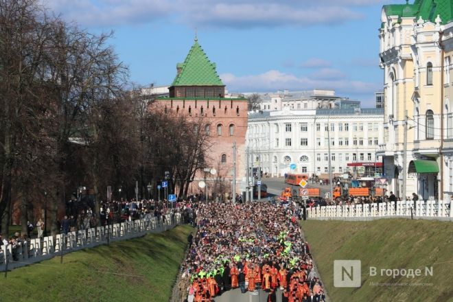 Шли Крестным ходом и ели гигантский кулич: как прошла Пасха в Нижнем Новгороде — фоторепортаж - фото 9