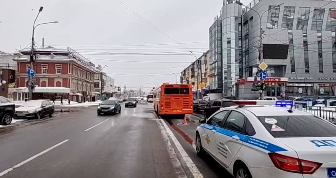 Женщину увезли в больницу после поездки в автобусе в Нижнем Новгороде - фото 1