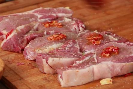 Росконтроль назвал марки &laquo;накачанной&raquo; антибиотиками свиной шейки